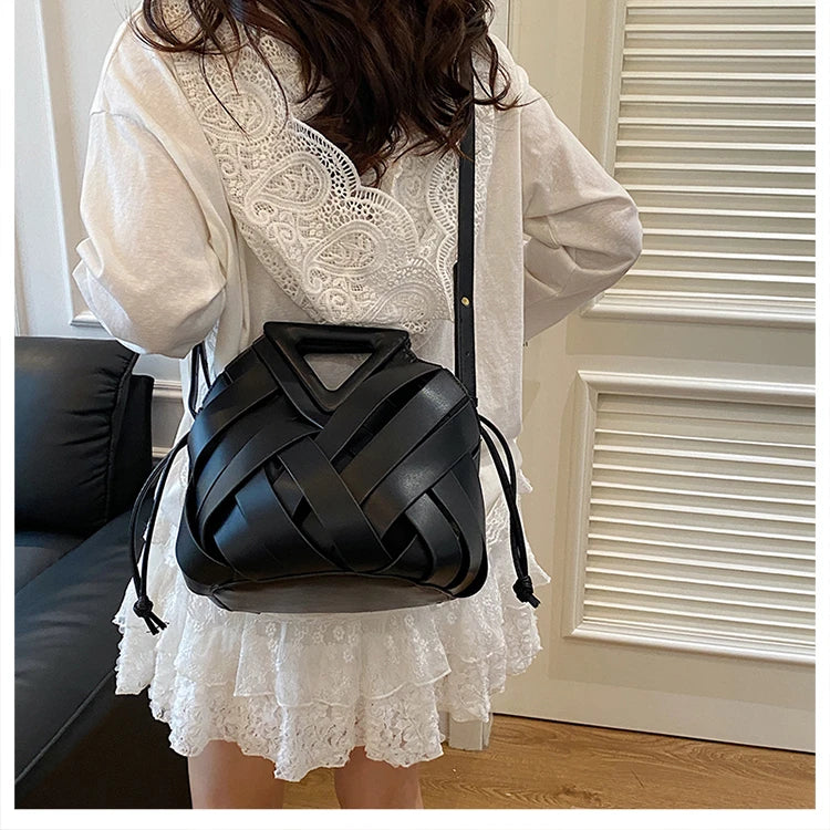 Nova bolsa de ombro feminina versátil, design de nicho 2025