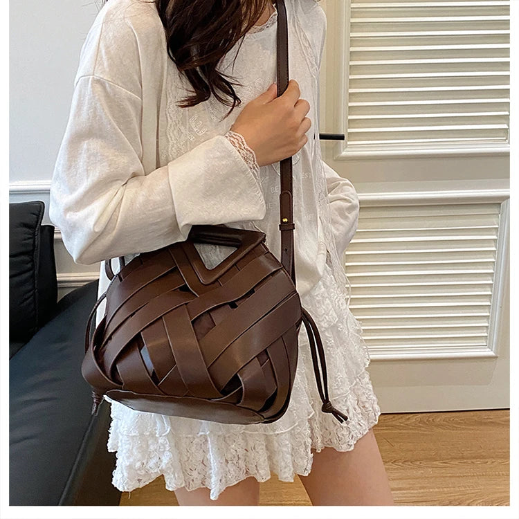 Nova bolsa de ombro feminina versátil, design de nicho 2025
