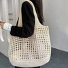 Bolsa feminina de crochê, leve e estilosa — perfeita para dias de sol, passeios e momentos na praia com muito charme e conforto.
