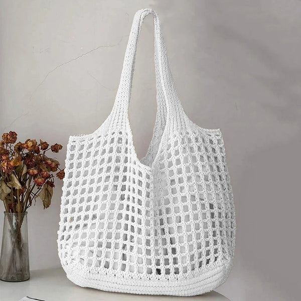 Bolsa feminina de crochê, leve e estilosa — perfeita para dias de sol, passeios e momentos na praia com muito charme e conforto.
