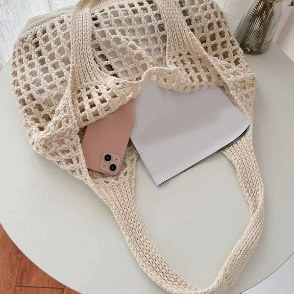 Bolsa feminina de crochê, leve e estilosa — perfeita para dias de sol, passeios e momentos na praia com muito charme e conforto.