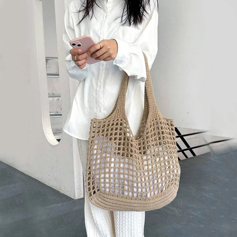 Bolsa feminina de crochê, leve e estilosa — perfeita para dias de sol, passeios e momentos na praia com muito charme e conforto.