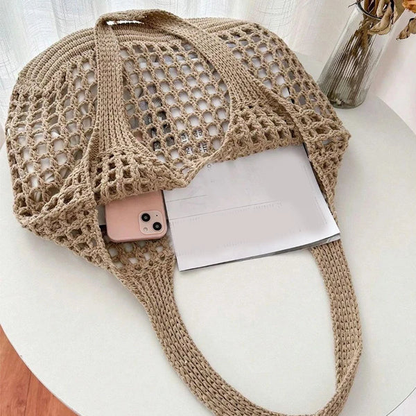 Bolsa feminina de crochê, leve e estilosa — perfeita para dias de sol, passeios e momentos na praia com muito charme e conforto.