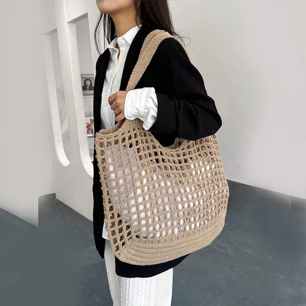 Bolsa feminina de crochê, leve e estilosa — perfeita para dias de sol, passeios e momentos na praia com muito charme e conforto.