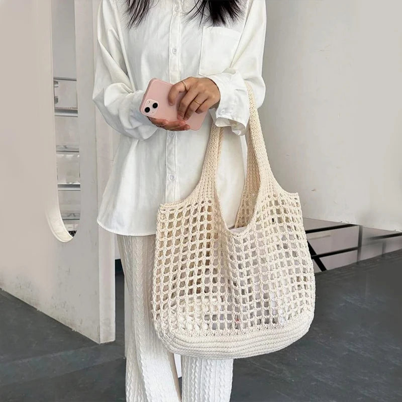 Bolsa feminina de crochê, leve e estilosa — perfeita para dias de sol, passeios e momentos na praia com muito charme e conforto.