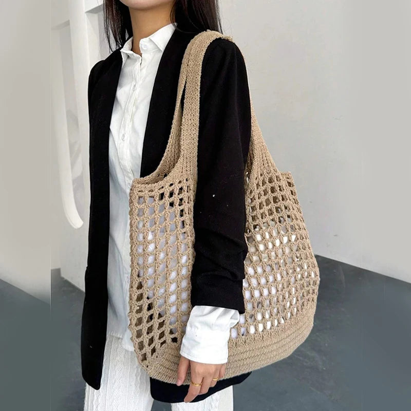 Bolsa feminina de crochê, leve e estilosa — perfeita para dias de sol, passeios e momentos na praia com muito charme e conforto.
