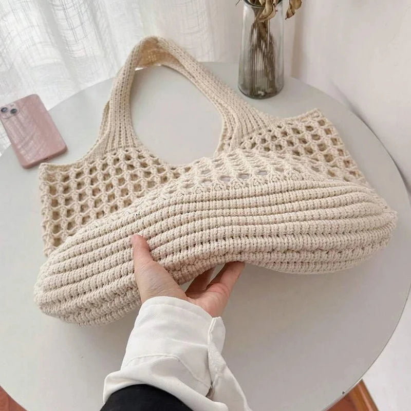 Bolsa feminina de crochê, leve e estilosa — perfeita para dias de sol, passeios e momentos na praia com muito charme e conforto.