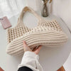 Bolsa feminina de crochê, leve e estilosa — perfeita para dias de sol, passeios e momentos na praia com muito charme e conforto.