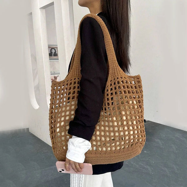 Bolsa feminina de crochê, leve e estilosa — perfeita para dias de sol, passeios e momentos na praia com muito charme e conforto.