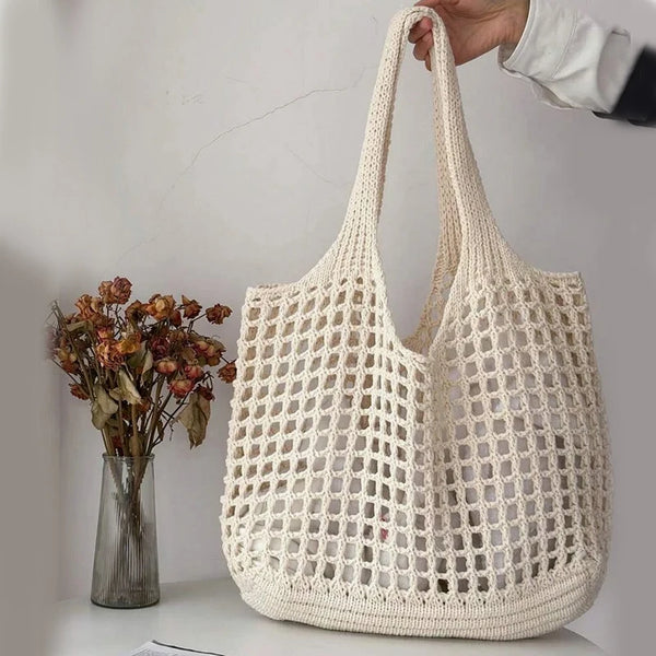 Bolsa feminina de crochê, leve e estilosa — perfeita para dias de sol, passeios e momentos na praia com muito charme e conforto.